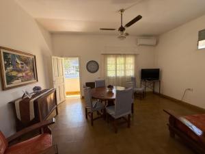 een eetkamer met een tafel en stoelen bij Departamento SD in La Rioja