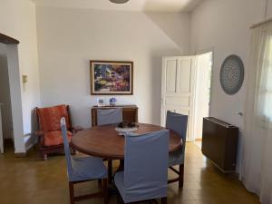 een eetkamer met een houten tafel en blauwe stoelen bij Departamento SD in La Rioja +11 foto's