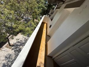 een trap naar een gebouw met bomen bij Departamento SD in La Rioja