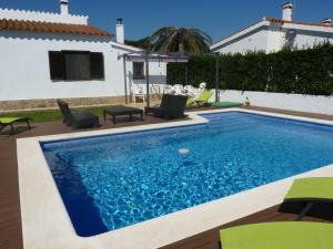 una piscina frente a una casa en Belvilla by OYO Bon Relax II45 en Sant Pere Pescador