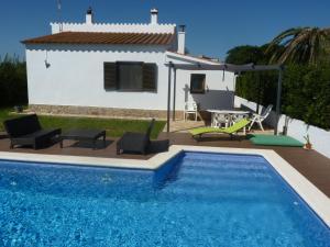 Villa con piscina frente a una casa en Belvilla by OYO Bon Relax II45 en Sant Pere Pescador