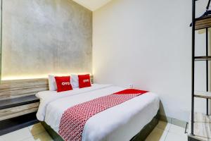 Postel nebo postele na pokoji v ubytování OYO 90215 Ada Residence + 16 fotografií