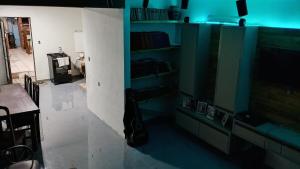 een woonkamer met een televisie en een gitaar bij Morada do Altíssimo in Uruguaiana +2 foto's