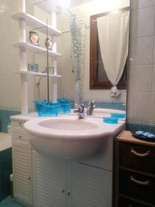 A bathroom at La Casa Blu- Forum di Assago, Ospedale Humanitas, Milanofiori, IEO