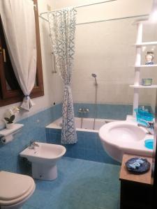 A bathroom at La Casa Blu- Forum di Assago, Ospedale Humanitas, Milanofiori, IEO