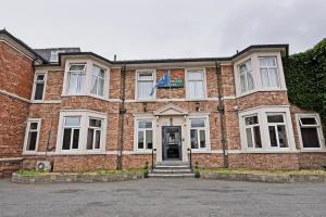 De façade/entree van OYO The Baltimore Hotel