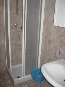 une douche dans une salle de bains avec lavabo et toilettes dans l'établissement Affittacamere Mariella, à Levanto 17 autres photos