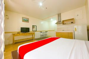 Η κουζίνα ή μικρή κουζίνα στο OYO 769 Poblacion Suites Polaris