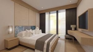 ein Schlafzimmer mit einem großen Bett und einem großen Fenster in der Unterkunft Wyndham Lynn Times Thanh Thủy in La Phu