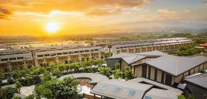 eine Draufsicht auf eine Stadt mit Gebäuden in der Unterkunft Wyndham Lynn Times Thanh Thủy in La Phu