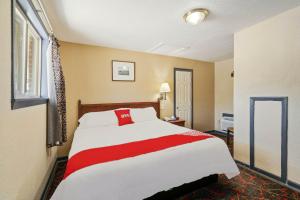 Rúm í herbergi á OYO Hotel Luling TX Downtown I-10/US-90