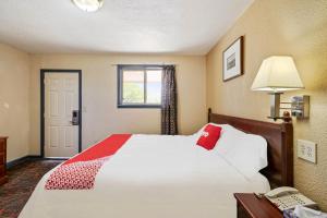 Rúm í herbergi á OYO Hotel Luling TX Downtown I-10/US-90