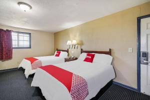 Rúm í herbergi á OYO Hotel Luling TX Downtown I-10/US-90