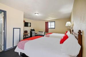 Rúm í herbergi á OYO Hotel Luling TX Downtown I-10/US-90