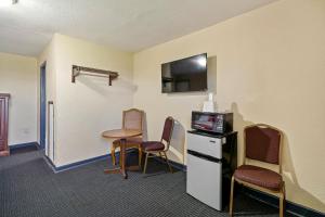 Sjónvarps- og/eða afþreyingartæki á OYO Hotel Luling TX Downtown I-10/US-90
