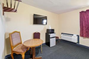 Sjónvarps- og/eða afþreyingartæki á OYO Hotel Luling TX Downtown I-10/US-90