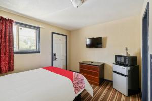 Sjónvarps- og/eða afþreyingartæki á OYO Hotel Luling TX Downtown I-10/US-90