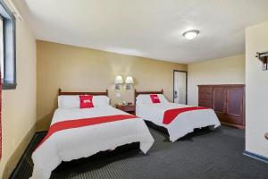 Rúm í herbergi á OYO Hotel Luling TX Downtown I-10/US-90
