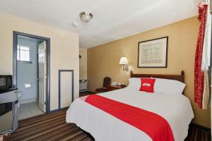 Rúm í herbergi á OYO Hotel Luling TX Downtown I-10/US-90