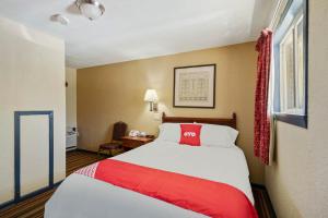 Rúm í herbergi á OYO Hotel Luling TX Downtown I-10/US-90