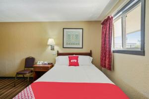 Rúm í herbergi á OYO Hotel Luling TX Downtown I-10/US-90