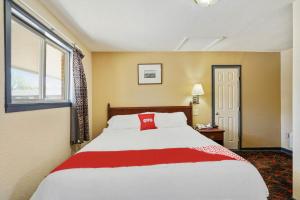 Rúm í herbergi á OYO Hotel Luling TX Downtown I-10/US-90