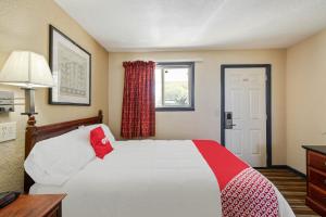 Rúm í herbergi á OYO Hotel Luling TX Downtown I-10/US-90