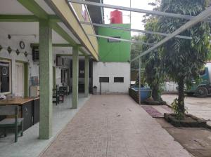 an empty building with a green and white at OYO 90333 Wisma Tenang Jaya Syariah in Majalengka