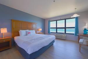 Postel nebo postele na pokoji v ubytování OYO Waves Hotel Newport OR - NYE Beach