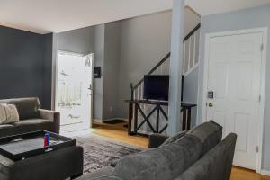 Μια τηλεόραση ή/και κέντρο ψυχαγωγίας στο Charming Family Home with Cozy Retreat
