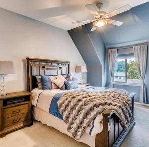 Ένα ή περισσότερα κρεβάτια σε δωμάτιο στο Charming Family Home with Cozy Retreat