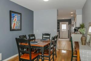 Χώρος καθιστικού στο Charming Family Home with Cozy Retreat