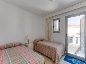 Un dormitorio con dos camas y una gran ventana. en Holiday Home in Spain near the Beach & Marina, en San Bartolomé 32 fotos más