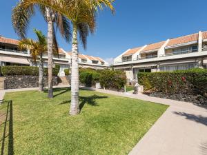 Un patio con palmeras frente a un edificio. en Holiday Home in Spain near the Beach & Marina, en San Bartolomé