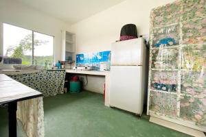 Kuchyň nebo kuchyňský kout v ubytování OYO Home 90230 Dh Residence