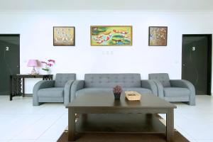 Posezení v ubytování OYO Home 90230 Dh Residence