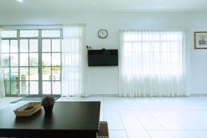 TV a/nebo společenská místnost v ubytování OYO Home 90230 Dh Residence