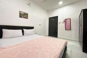 Postel nebo postele na pokoji v ubytování OYO Home 90230 Dh Residence