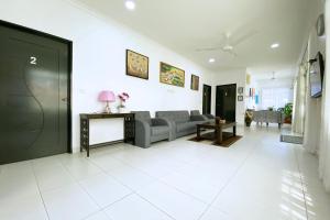 TV a/nebo společenská místnost v ubytování OYO Home 90230 Dh Residence