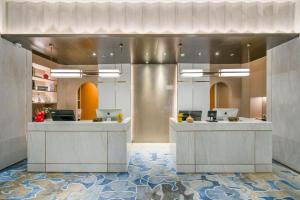 上海市にあるElegant International Hotel Shanghai - Bund Sichuan Road North Metro Branchのフロント2台付きのホテルのロビー