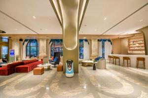 上海市にあるElegant International Hotel Shanghai - Bund Sichuan Road North Metro Branchのリビングルーム(赤い家具付きの広いロビー付)