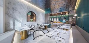 上海市にあるElegant International Hotel Shanghai - Bund Sichuan Road North Metro Branchの白いテーブルと椅子が備わるお部屋 +37枚の写真