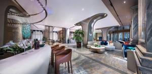 上海市にあるElegant International Hotel Shanghai - Bund Sichuan Road North Metro Branchのロビー(椅子付きのバー、リビングルームあり)