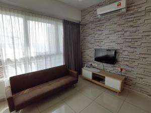 TV a/nebo společenská místnost v ubytování Studio Suite near Queensbay Bayan Lepas 4pax
