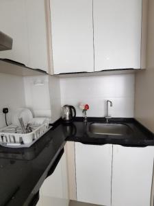 Kuchyň nebo kuchyňský kout v ubytování Studio Suite near Queensbay Bayan Lepas 4pax