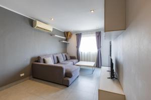 Μια τηλεόραση ή/και κέντρο ψυχαγωγίας στο Modern Condo - 1BR T1 -501