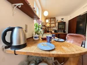 O bucătărie sau chicinetă la Cozy City Center Chambers with Kitchen and Garden