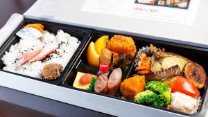 网走市Tabist Abashiri Central Hotel的包括米饭和不同种类食物的午餐盒