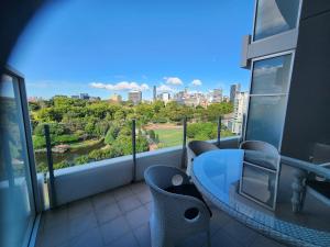 a balcony with a table and chairs and a view of the city at Spacious 1 bedroom mezzanine apartment with large bath views 2 free parking spots in Brisbane