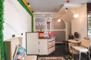 Kuchyň nebo kuchyňský kout v ubytování OYO 685 K Fortune Apartelle